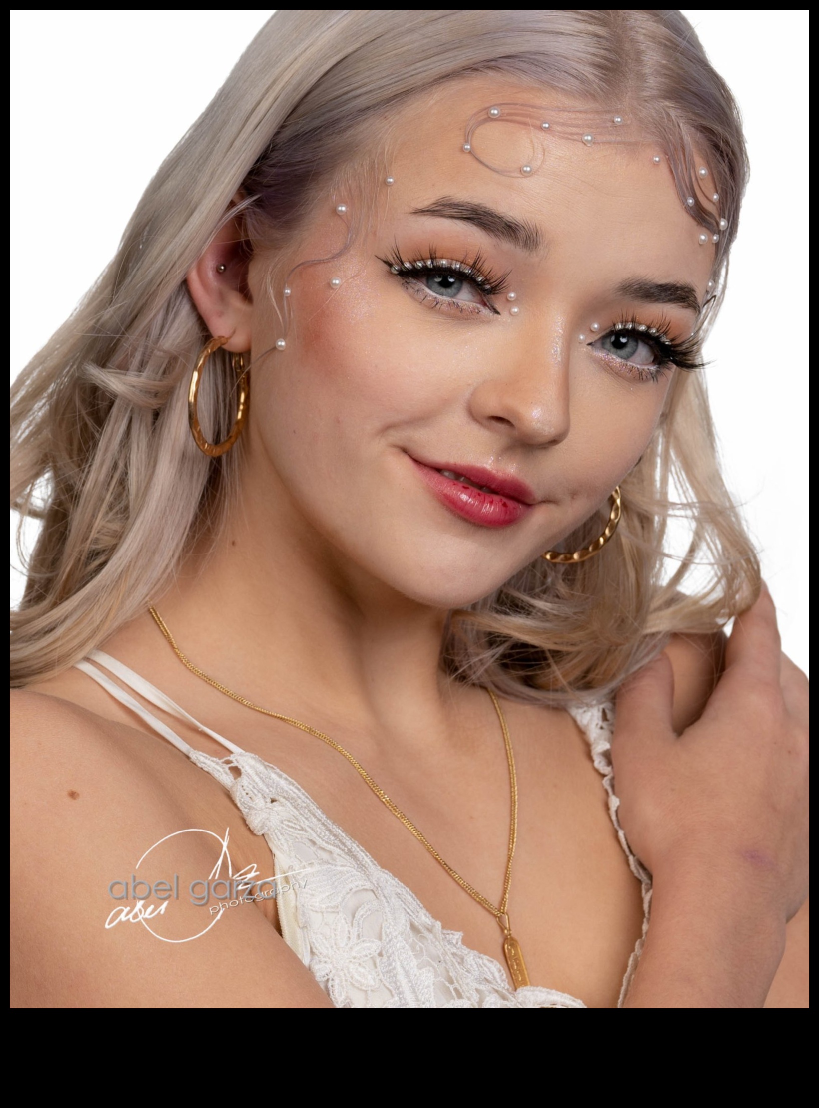 Pudră și fotografie: sfaturi pentru o piele impecabilă și fotogenă