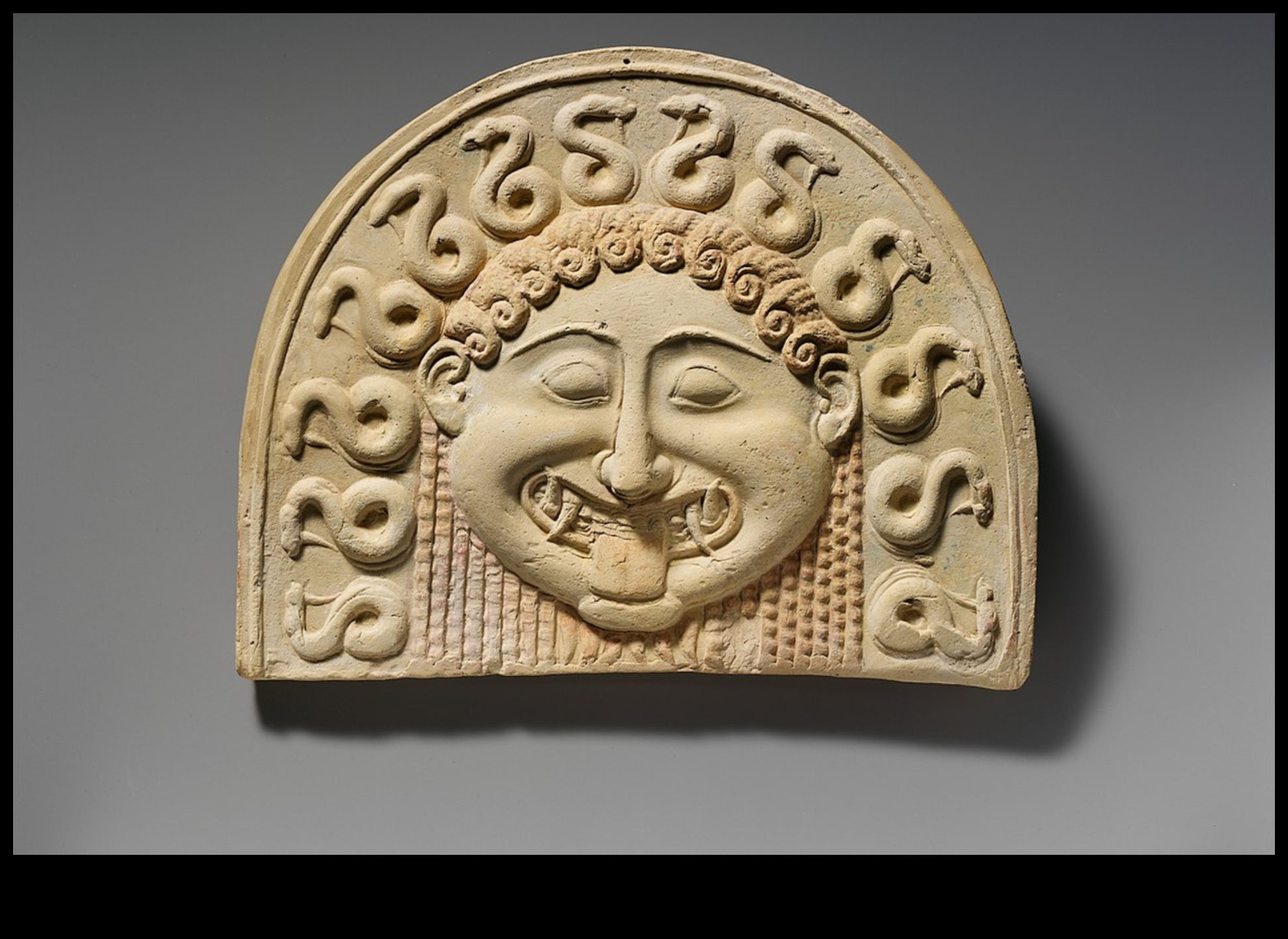 Egida Atenei Capul Gorgonei și semnificația lui în arta greacă 5 Egida Atenei: Simbolismul Gorgonei în arta greacă