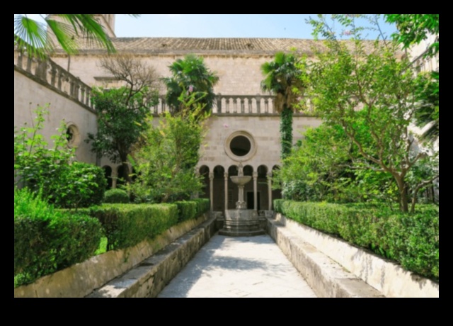 Culori claustrate: Scene vibrante în curțile monahale gotice