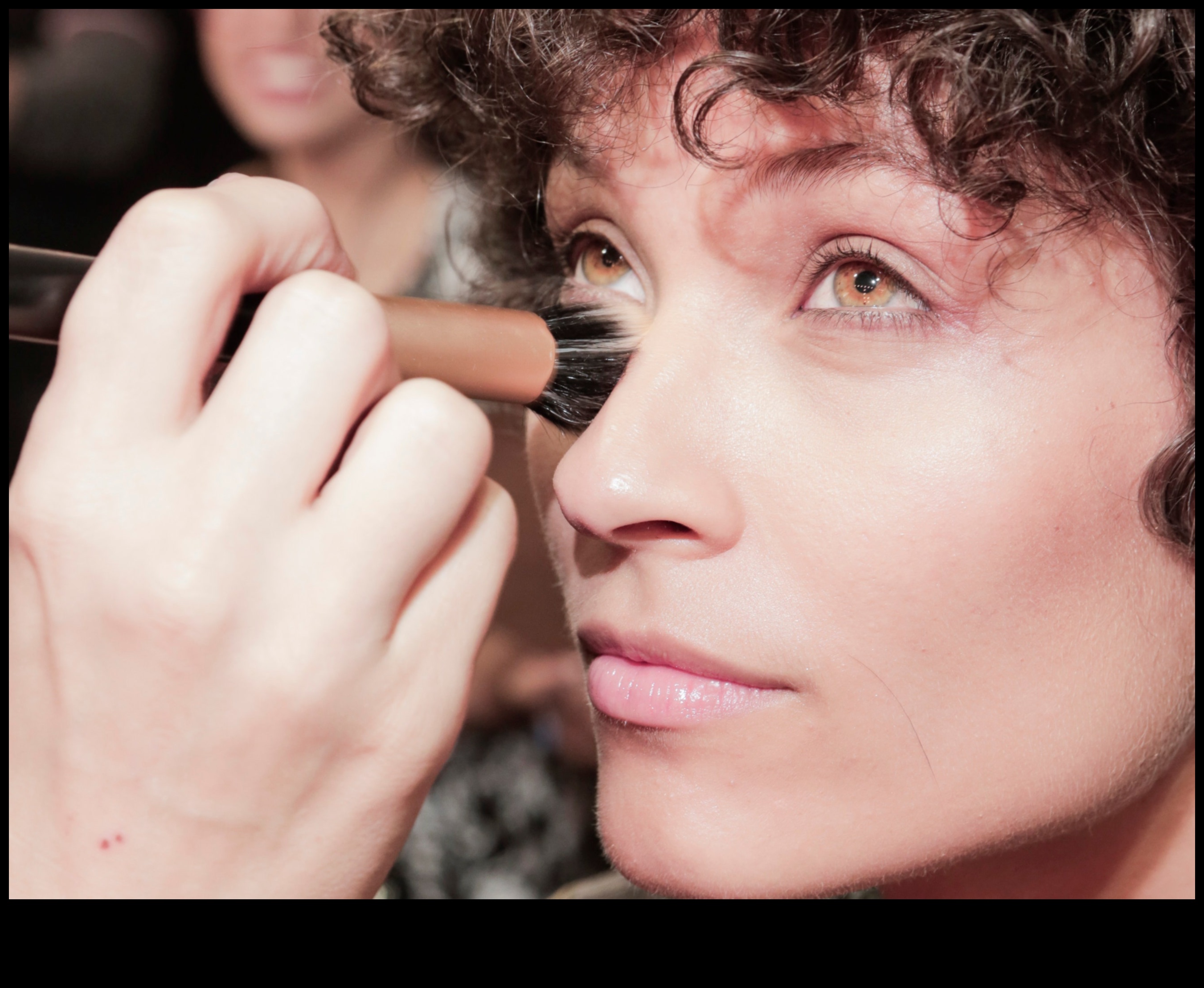 Bronzer și disimulare Cum să obțineți o strălucire impecabilă 4 Bronzant și disimulare: imperfecțiuni de camuflare pentru o strălucire impecabilă