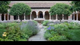 Cloistered Colors Un tur al scenelor vibrante din curțile monahale gotice 5 Culori claustrate: Scene vibrante în curțile monahale gotice